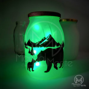 Barattolo luminoso decorato con una famiglia i orsi che passeggia tra le montagne