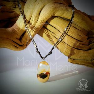 Ciondolo in legno naturale e resina con venature ambrate e collana in cotone