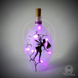Lanterna in bottiglia di luce viola, decorata con una rappresentazione fantasy