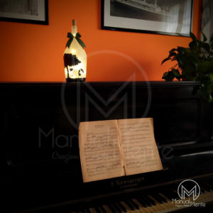 Ambiente domestico suggestivo, con lampada a led e pianoforte