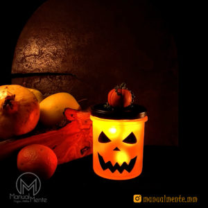 Idee per Halloween - Lampada in barattolo: zucca classica